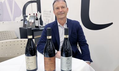 L'enologo e direttore della Nino Negri Danilo Drocco mostra le tre bottiglie del progetto Vigneti di Montagna
