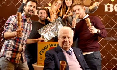 Giulio Babbi, 97 anni, circondato dai nipoti Andrea, Carlotta, Chiara, Filippo e Paolo che rappresentano la quarta generazione della famiglia. Giulio è l'arzillo presidente dell'azienda che raggiunge ogni mattina al volante della sua auto
