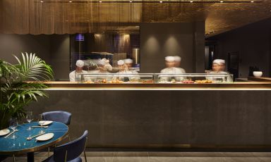 Il bancone del Nishiki, ristorante giapponese gestito dalla famiglia (cinese) degli Zhou, a Milano (foto Andrea Mariani-A13 Studio)
