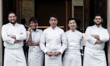 Gli elementi più importanti della brigata di Nobuya, ristorante in Milano. Il patron Niimori Nobuya è al centro del quintetto. Foto Francesca Moscheni
