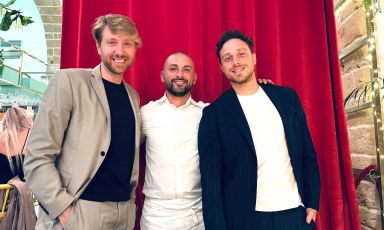 I fratelli Vincenzo e Gianpiero De Giglio, titolari di Hagakure, più realtà dentro e fuori la Puglia, posano con al centro lo chef Daniel Cavuoto
