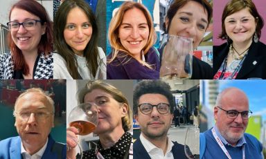 La squadra di Identità Golose presente al Vinitaly 2023. Da sinistra, in alto Chiara Mattiello, Annalisa Cavaleri, Stefania Oggioni, Amelia De Francesco e Fosca Tortorelli. In basso: Maurizio Trezzi, Marilena Lualdi, Salvo Ognibene e Raffaele Foglia
