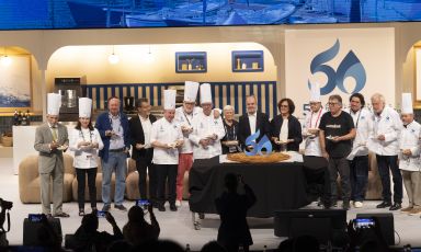Foto di gruppo dei grandi della Nuova Cucina Basca (Pedro Subijana, Hilario Arbelaitz, Ramon Roteta, Tatus Fombellida, Elena Arzak in rappresentanza del padre Juan Mari, poi anche Martin Berasategui, con qualche ospite speciale come Andoni Aduriz, Gaston Acurio, Pierre Gagnaire, Michel Troisgros...) al congresso Gastronomika San Sebastian nei Paesi Baschi, edizione numero 28
