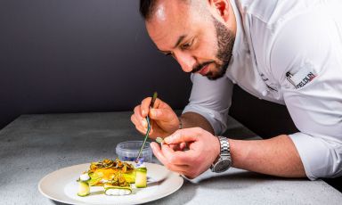 Alessandro Rinaldi alle prese con uno dei suoi nuovi piatti, Sgombro in fiore di zucca, latte cotto affumicato, zucchine in due consistenze: all’aceto di mela annurca e croccanti alla menta. Tutte le foto sono di Sonia Santagostino
