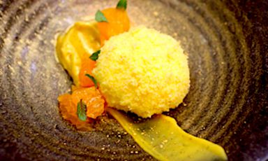 La Nuvola di Pandoro, dolce natalizio realizzato dal pastry chef dell’Enoteca Pinchiorri, Luca Lacalamita. E' abbinato da Alessandro Giani, maître del celebre indirizzo fiorentino, a un inedito cocktail a base di Birra Moretti la Rossa, Malta con Huevo. E' una delle tre proposte di questo ultimo Percorso di Gusto del 2016: le altre, salate, sono a firma Diego Rossi, della trattoria Trippa di Milano: Morette alla Birra Moretti La Rossa, polenta e verze e Animelle alla birra, carote e nocciola
