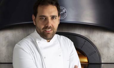 Pierangelo Chifari fotografato davanti a uno dei Neapolis Moretti Forni con cui cuoce le sue pizze in stile napoletano. Un forno che ha cambiato il suo modo di lavorare e di cuocere
