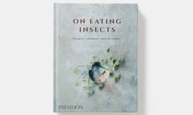 "On Eating Insects", edito da Phaidon, è il libro che il sardo Roberto Flore ha scritto insieme al collega Joshua Evans e al direttore del Nordic Food Lab Michael Bom Frøst. La foto di copertina, così come le altre in questo articolo, sono di Chris Tonnesen
