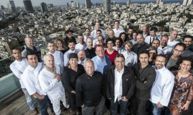 Foto di gruppo degli chef creativi di Tel Aviv che partecipano a Open Restaurants: l'evento, che apre le porte delle cucine nei locali più trendy della città, verrà presto esportato anche in Europa