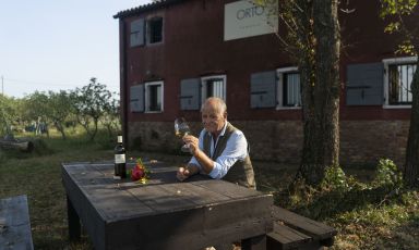Michel Thoulouze con il suo vino Orto di Venezia
