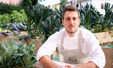 Il pizza-chef Alberto Morello, 26 anni, tra le verdure del suo nuovo orto, a Este (Pd)