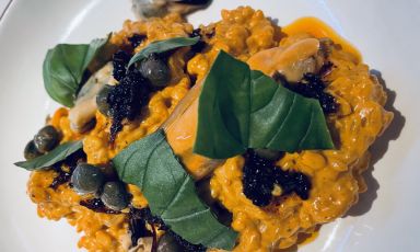 Riso tiepido, capperi e peperone, ma guai scordarsi le cozze, piatto stregante da Ortolan a Milano
