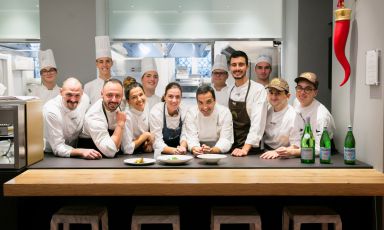 Montse Abellà and Óscar Velasco (in the middle) with the brigade at Identità Golose Milano. They are the protagonists in Via Romagnosi until Saturday 28th, always at dinner. For info and reservations click here. All photos are from Sonia Santagostino
