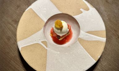 All'Osteria Ancestrale di Podere Arduino il pomodoro è anche nel dessert, un piatto che racchiude l’estate: Pain perdu al basilico, bagnato con riduzione di anguria, marmellata di susine e pesche, dadolata di anguria e melone giallo, gelato al kefir. Il pomodorino confit è come un “ciliegino sulla torta”. Estratto fresco di anguria, melone bianco e olio moraiolo (dal loro frantoio) completano il tutto 
