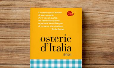 La copertina dell'edizione cartacea della Guida Osterie d'Italia: l'app digitale quest'anno non esce in contemporanea, ma verrà pubblicata nel mese di dicembre
