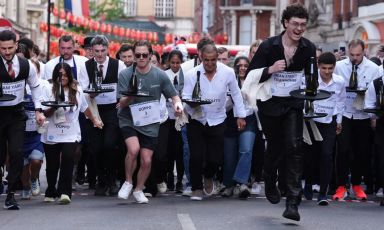 Camerieri in competizione a Londra in occasione della Waiter's Race, il 20 luglio 2025 (foto PA Media)
