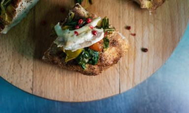 Padellino con anguilla del Lago di Lesina cotta nel coccio con lampascioni, cicorietta e datterino: una delle pizze più rappresentative (con il Padellino di farro e grano arso con salicornia, cefalo e bottarga di cefalo) della pizzeria La Cruna del Lago, di Vincenzo D'Apote a Lesina (Foggia)
