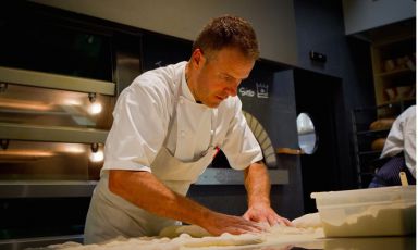 Simone Padoan, from Veneto, for twenty years at the helm of pizzeria I Tigli in San Bonifacio, the last town in the province of Verona before Vicenza. Padoan has always worked so that pizza would be treated with the same dignity as a fine dining dish