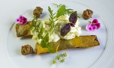 Aubergine pakora with an aubergine Russian salad, a vegan and gluten-free dish by Simone Salvini. It draws from the Indian Ayurveda tradition and it is rich in taste and healthy nutrients