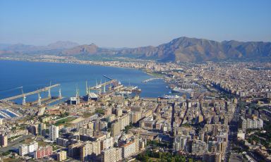 Palermo non è soltanto una delle città del mondo più ricche di street food: la straordinaria storia gastronomica siciliana, e palermitana in particolare, viene raccontata e celebrata anche da raffinati ristoranti, selezionati per voi dalla Guida di Identità Golose
