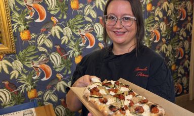 Pamela Petrocco con la Pinsa Scapece&nbsp;al suo Al Pachino, a Roma, quartiere&nbsp;Monte Sacro Alto
