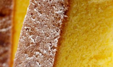 Pandoro, the Christmas holiday cake: the one in the photo is by Iginio Massari (photo taken from ilpanettone.com). Here we suggest some addresses, with two recipes by pastry chef Luca De Santi for a cream to complement the cake