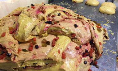 L'impasto coi canditi del Panestrone di Andrea Rampinelli, titolare della Pasticceria Mac Mahon, come la grande via meneghina sulla quale si affaccia
