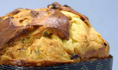 Oggi è la festa di San Biagio, il giorno in cui si consuma il panettone avanzato dalle feste natalizie. Nell'occasione, Alfredo Zini di Fipe ne ha consegnati centinaia a chi non se li può permettere: i ragazzi della Casa della Carità e del arcere di San Vittore. Un bel gesto. Con gli avanzi di questo grande prodotto dell'artigianato milanese, ci insegna il cuoco Davide Oldani, si possono ricacavare fior di ricette