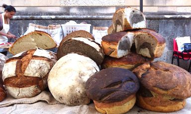 Una esposizione di pani speciali prodotti da Antonio Cera, il fornaio economista che a San Marco in Lamis sul Gargano, da sabato 17 a lunedì 19 giugno, celebrerà l'Evento Nazionale del pane nel segno dei Grani Futuri e dell'Associazione Futurista del Pane
