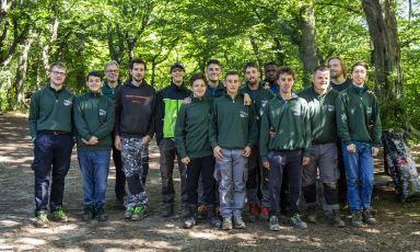 La squadra di ragazzi di Pappaluga Farm e Davide Macchi, che ha dedicato loro un progetto imprenditoriale che rappresenta un unicum in Italia (foto credits: Chiara Mancini)

