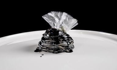 Un mare di plastica, gli spaghetti al nero di seppia nella versione di Gianfranco Pascucci nello scatto di Lido Vannucchi
