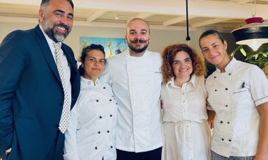 Il meglio del Pashà in Masseria Mancini, la nuova sede del ristorante in Contrada Catena a Polignano in provincia di Bari. Da sinistra il patron Antonello Magistà, la pasticcera Valentina Lenoci, lo chef Michele Spadaro, la maitre e sommelier Rossana Minunni e l'aiuto cuoco Buthi Fatushe
