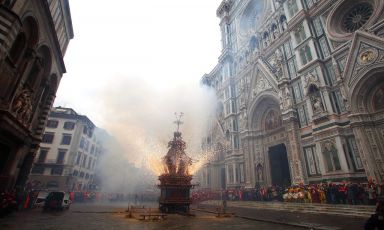 Un'immagine del tradizionale Scoppio del carro fiorentino
