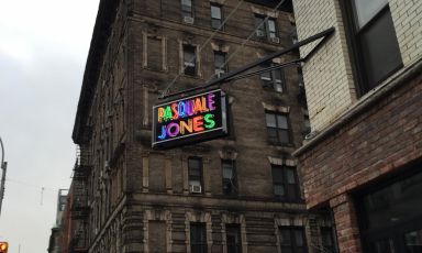 Un'insegna tipicamente newyorkese indica questo nuovo locale di Nolita, a Manhattan: Pasquale Jones. Sarebbe un errore considerarlo uno dei tanti ristoranti che provano a scimmiottare la cucina italiana
