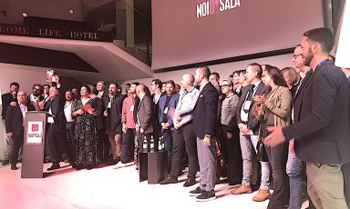 A souvenir photo in Rome for the presentation of the first edition of PASS, the very first guide dedicated to "the protagonists of hospitality in the Italian restaurant scene" curated by association Noi di Sala and published by Giunti. Left, behind the bookstand, there’s president Marco Reitano while he pridefully holds a copy.
