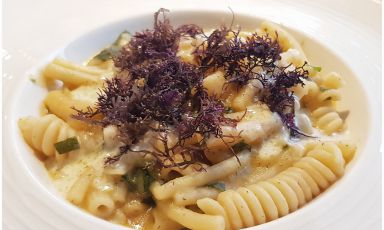 Pasta e patate, cime di rapa, bitter e alga mauro: il piatto del 2021 di Giacomo Caravello
