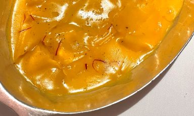 Pappardelle, zafferano e burro affumicato, ormai un'icona al ristorante Torre, a Milano
