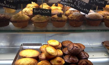 Un particolare del banco dell'Arte Bianca, la pasticceria di Antonio Campeggio a Parabita in provincia di Lecce, telefono +39.0833.595833. Questo maestro pasticciere salentino è un innovatore in materia di pasticciotti, il dolce simbolo del tacco d'Italia. Non solo ne propone di ogni gusto nella casa madre di Parabita alle spalle di Gallipoli, ma nella stessa Gallipoli ha aperto un paio di anni fa il Pasticciottino, il trionfo della fantasia in doppia versione: dolce e salata. Ne esiste anche una per gli intolleranti al latte, perfetta pure per i vegani perché prima di burro