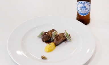 Turcinieddhi glassati alla birra con marmellata di cipolla all’arancia, critmi in tempura e infuso di luppolo (in abbinamento Birra Moretti La Bianca). Con questo piatto la pugliese Solaika Marrocco ha vinto il Premio Birra Moretti Gran Cru 2017-2018
