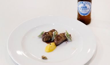 Turcinieddhi glassati alla birra con marmellata di cipolla all’arancia, critmi in tempura e infuso di luppolo (in abbinamento Birra Moretti La Bianca). Con questo piatto la pugliese Solaika Marrocco ha vinto il Premio Birra Moretti Gran Cru 2017
