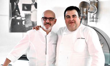 Franco Pepe e Gennaro Esposito posano insieme al termine del terzo appuntamento con Authentica Stellata, al Pepe in Grani di Caiazzo
