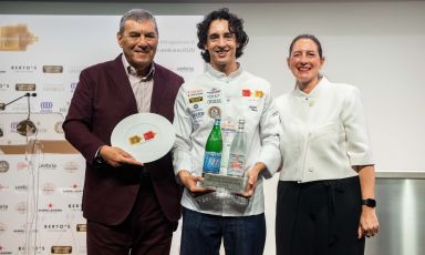Mattia Pecis&nbsp;premiato a&nbsp;Identit&agrave; Milano 2026&nbsp;da&nbsp;Ilenia Ruggeri, Direttore Generale Gruppo S.Pellegrino, e&nbsp;Claudio Ceroni&nbsp;di&nbsp;Identit&agrave; Golose
