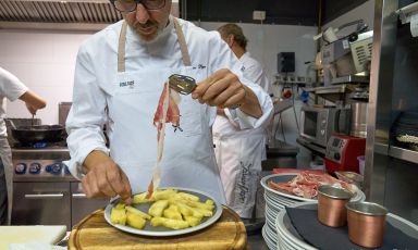 Franco Pepe e due ingredienti fondamentali per la pizza all'ananas, da sempre una bestemmia per il palato e la testa degli italiani: ananas e prosciutto crudo. Foto Luciano Furia
