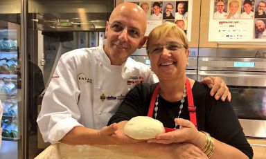 Franco Pepe di Pepe in Grani a Caiazzo (Caserta) e Lidia Bastianich, padrona di casa a Eataly Flatiron. Hanno aperto martedì 4 sera (mercoledì 5 all'aba in Italia) la settima edizione di Identità New York. La prima edizione nel segno della pizza
