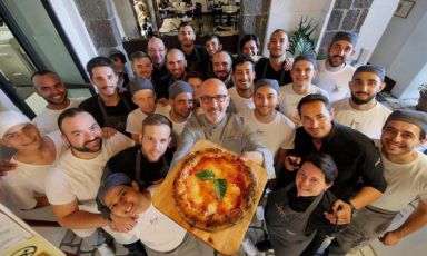 Franco Pepe con lo staff di Pepe in Grani
