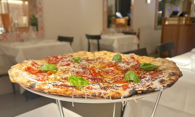 La pizza Pepperoni di Sublime a Milano, con&nbsp;crema di datterino giallo all&rsquo;arrabbiata, fiordilatte Il Casolare, salamino piccante, fili di peperoncino, ricotta di pecora, basilico e olio evo
