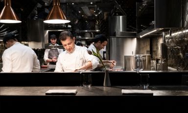 Giulio Terrinoni al lavoro nelle cucine del suo ristorante Per Me a Roma, che compie dieci anni di vita
