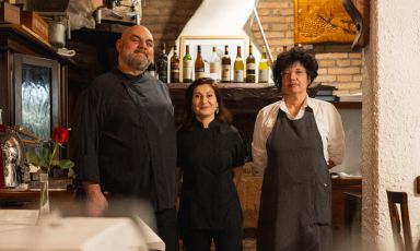I protagonisti dell'Osteria da Alberto a Baricella (Bologna): lo chef e patron&nbsp;Alberto Zoccadelli,&nbsp;Daniela Ileana Berendei con lui in cucina e la&nbsp;ma&icirc;tre sommelier&nbsp;Martina Toffano
