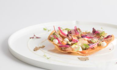 La pizza nikkei dello chef Peter Brunel, sorta di fusione tra elementi italiani, giapponesi e peruviani. La foto, come le altre, è di Martino Dini. Il pezzo è uscito in anteprima per Identità di Pizza, la newsletter che Identità Golose dedica al mondo dei lievitati. Per riceverla regolarmente (e gratuitamente) basta iscriversi qui
