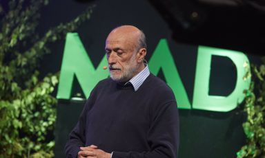 Carlin Petrini all'inizio della relazione del 27 agosto 2016, tenuta in occasione della quinta edizione del MAD a Copenhagen, in Danimarca. Tema "La cucina del futuro", un'appassionata orazione di 15 minuti sui mali del mondo e le possibili vie di uscita. Un percorso che deve muovere attraverso vocaboli come "calma", "carisma", "amore" e "compassione"
