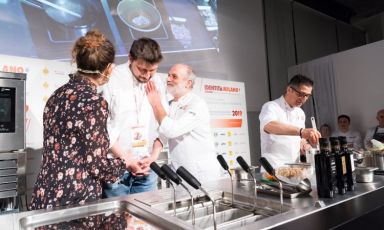 Alberto Gipponi, chef del ristorante Dina, a Gussago (Brescia), sul palco di Identità Milano 2019 con Corrado Assenza, maestro pasticciere di Caffè Sicilia a Noto (Siracusa)
